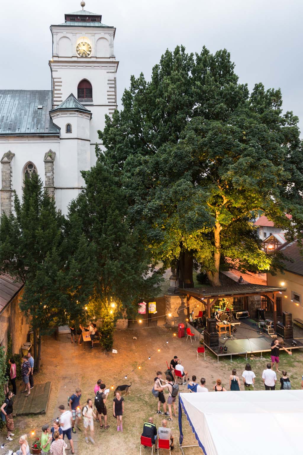 večer na zahradě Šrámkova domu v Sobotce